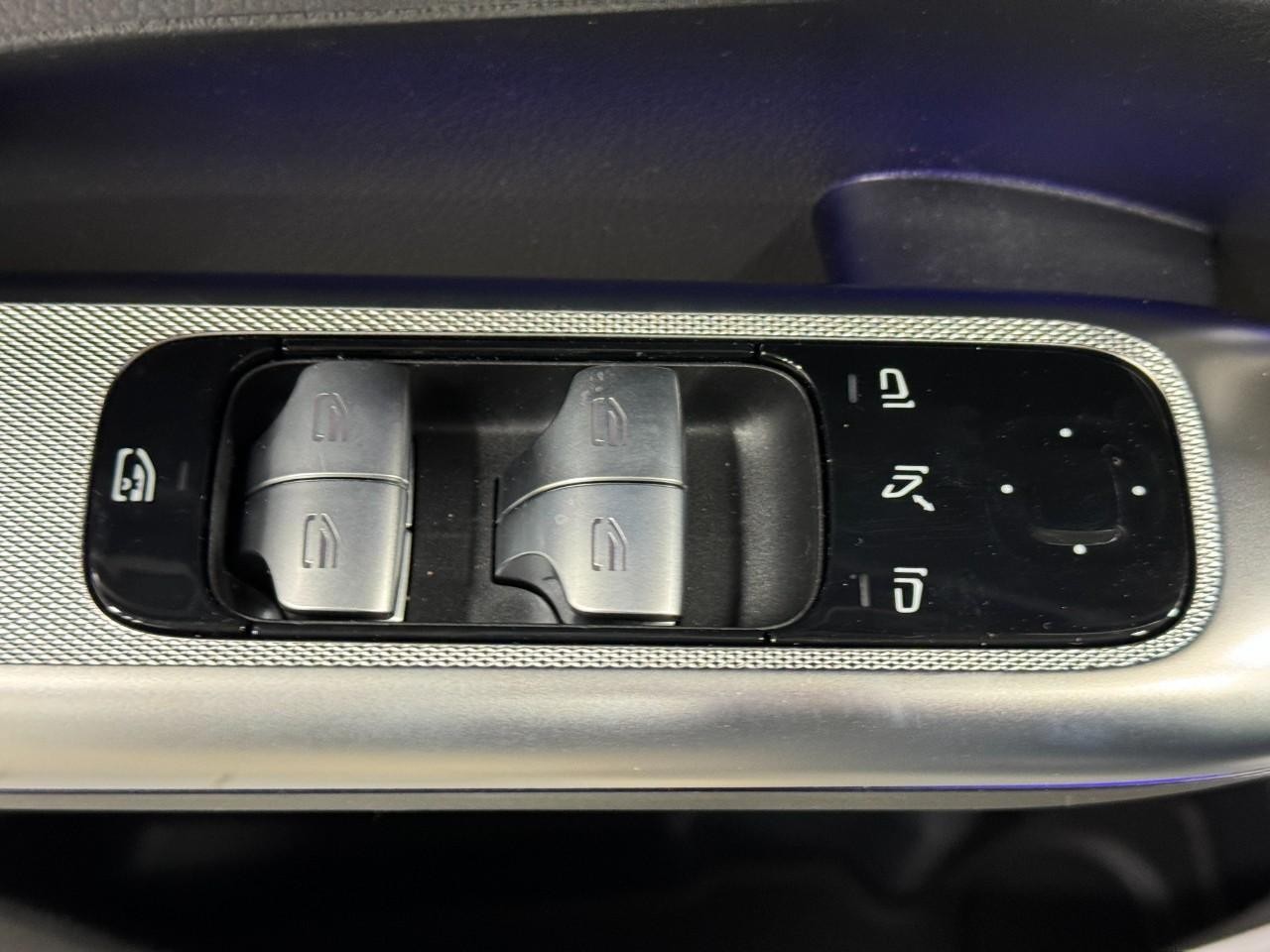 Mercedes-Benz GLC Vehicle Full-screen Gallery Image 24