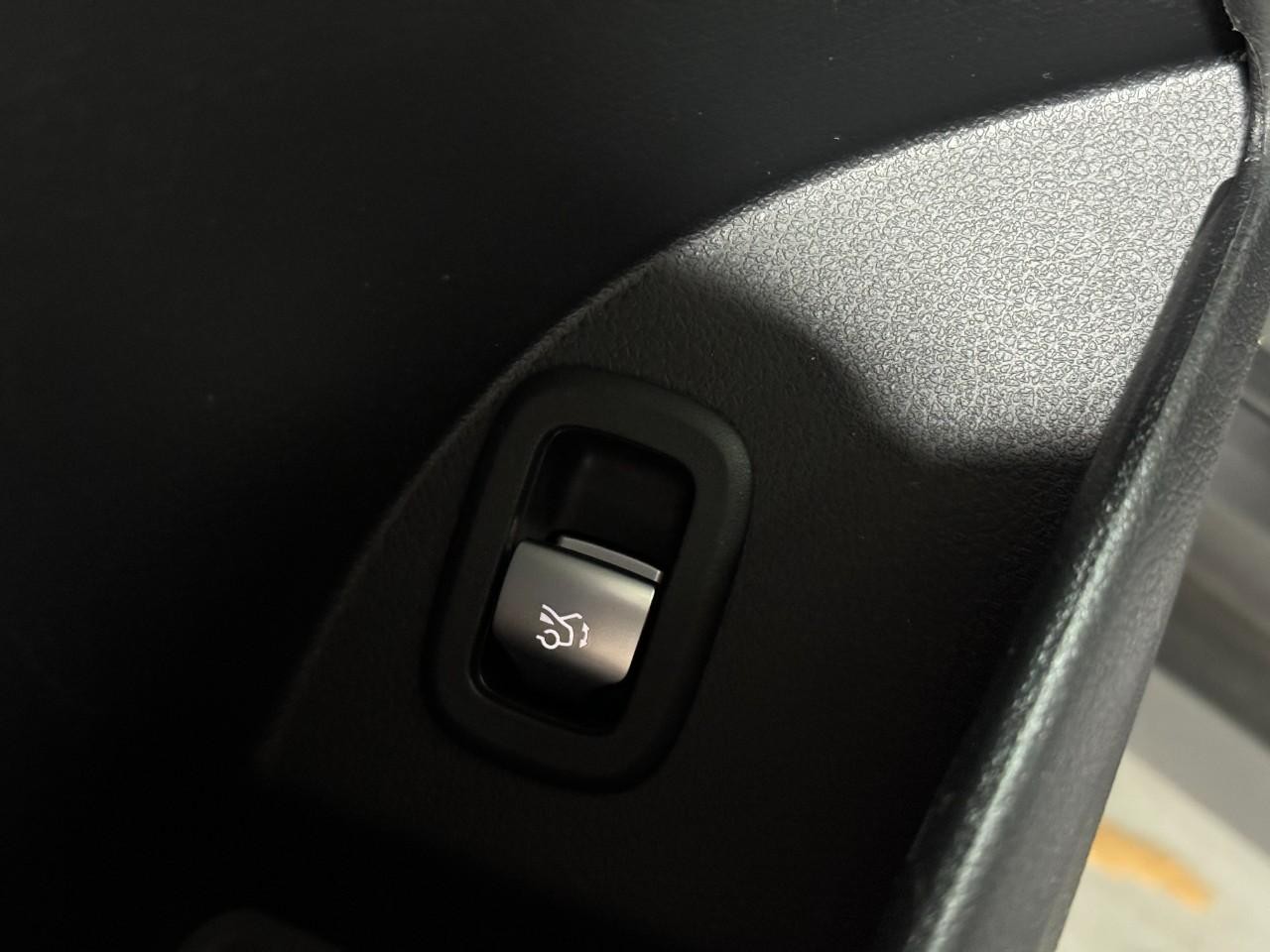 Mercedes-Benz GLC Vehicle Full-screen Gallery Image 26