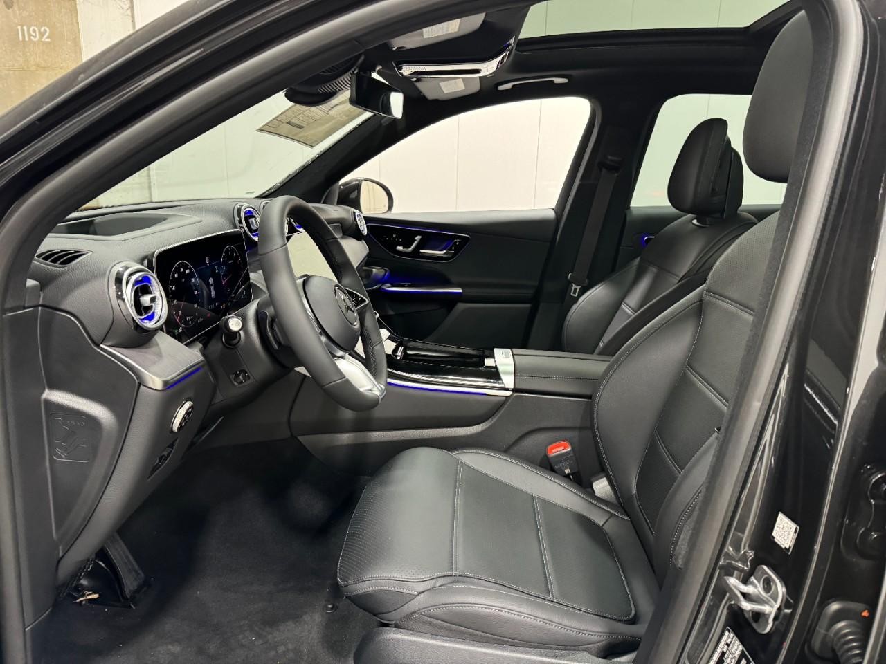 Mercedes-Benz GLC Vehicle Full-screen Gallery Image 27