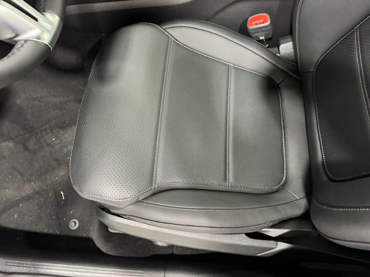 Mercedes-Benz GLC Vehicle Full-screen Gallery Image 28