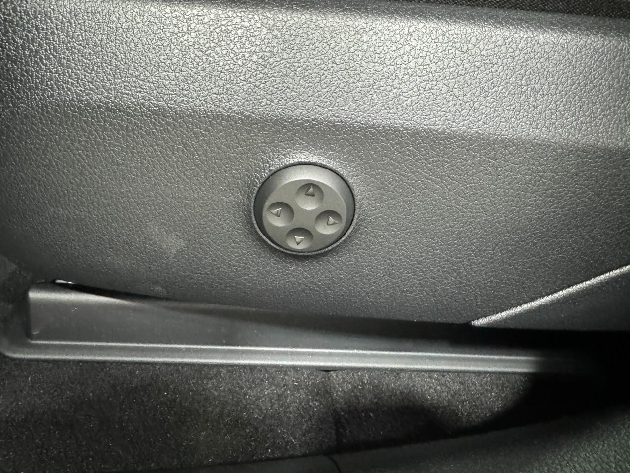 Mercedes-Benz GLC Vehicle Full-screen Gallery Image 29