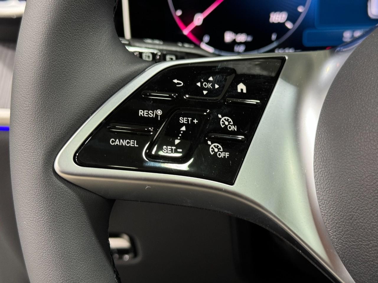 Mercedes-Benz GLC Vehicle Full-screen Gallery Image 32