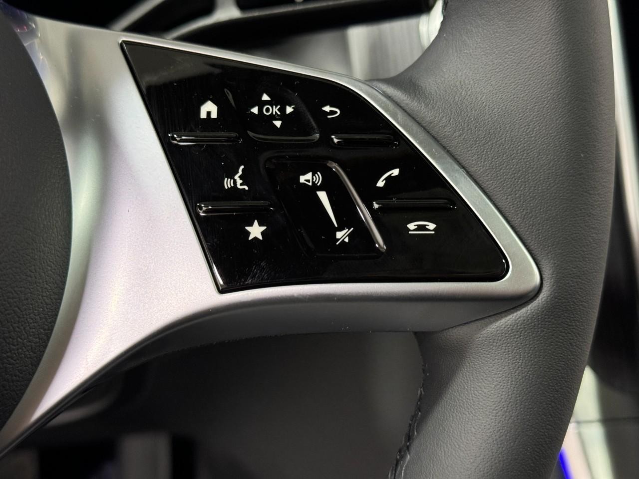 Mercedes-Benz GLC Vehicle Full-screen Gallery Image 33