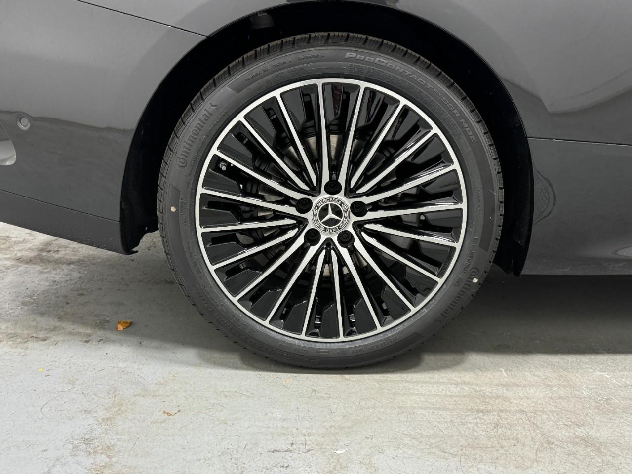 Mercedes-Benz CLE Vehicle Full-screen Gallery Image 5