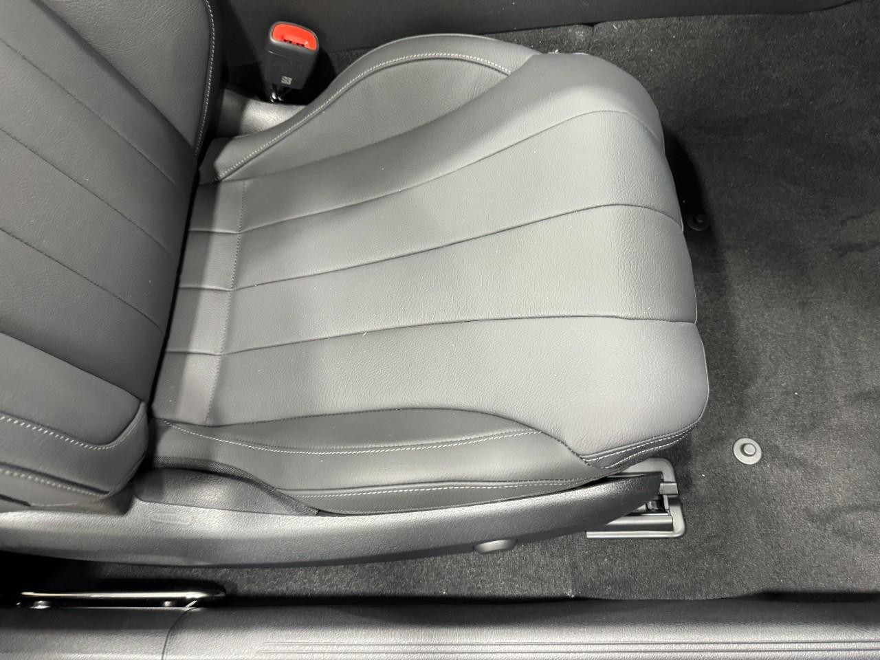 Mercedes-Benz CLE Vehicle Full-screen Gallery Image 16