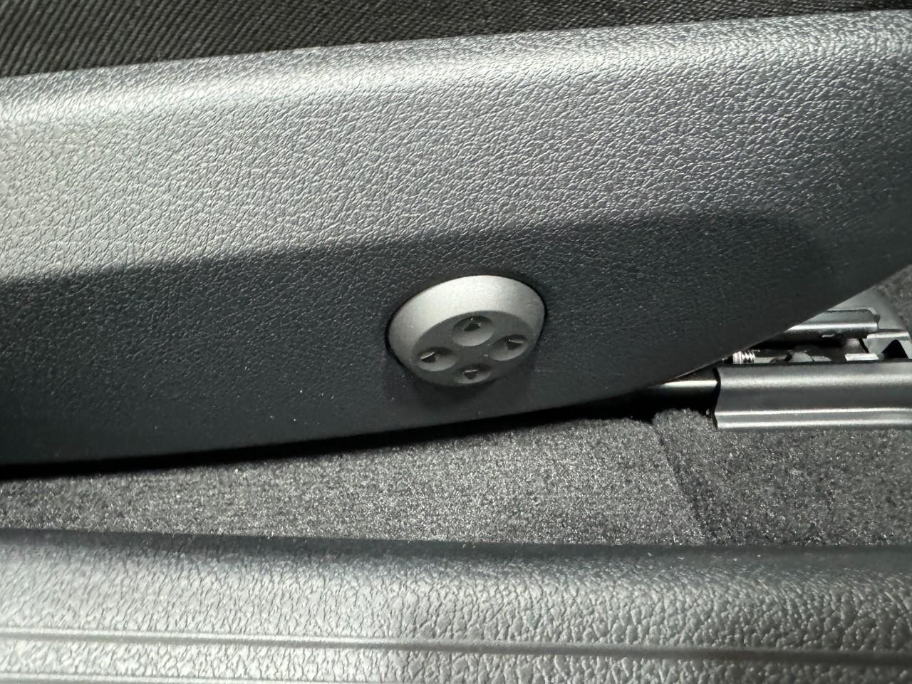 Mercedes-Benz CLE Vehicle Full-screen Gallery Image 17