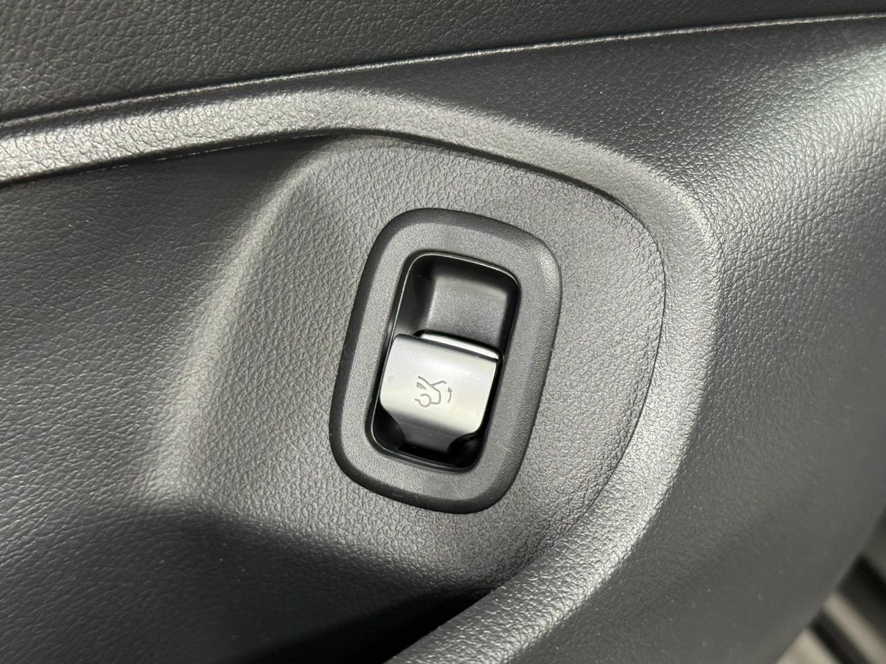 Mercedes-Benz CLE Vehicle Full-screen Gallery Image 25