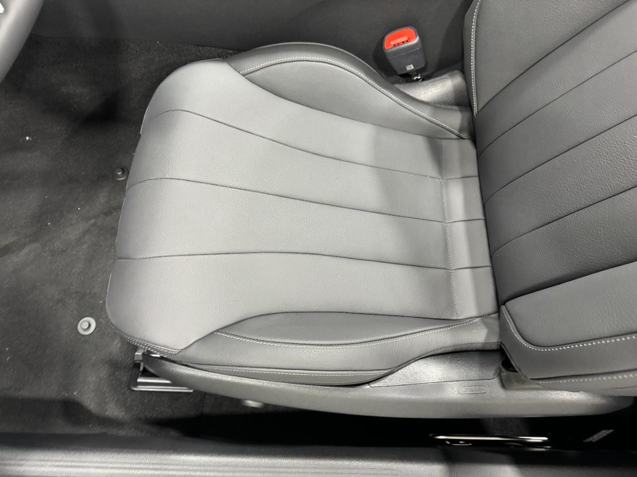 Mercedes-Benz CLE Vehicle Full-screen Gallery Image 27