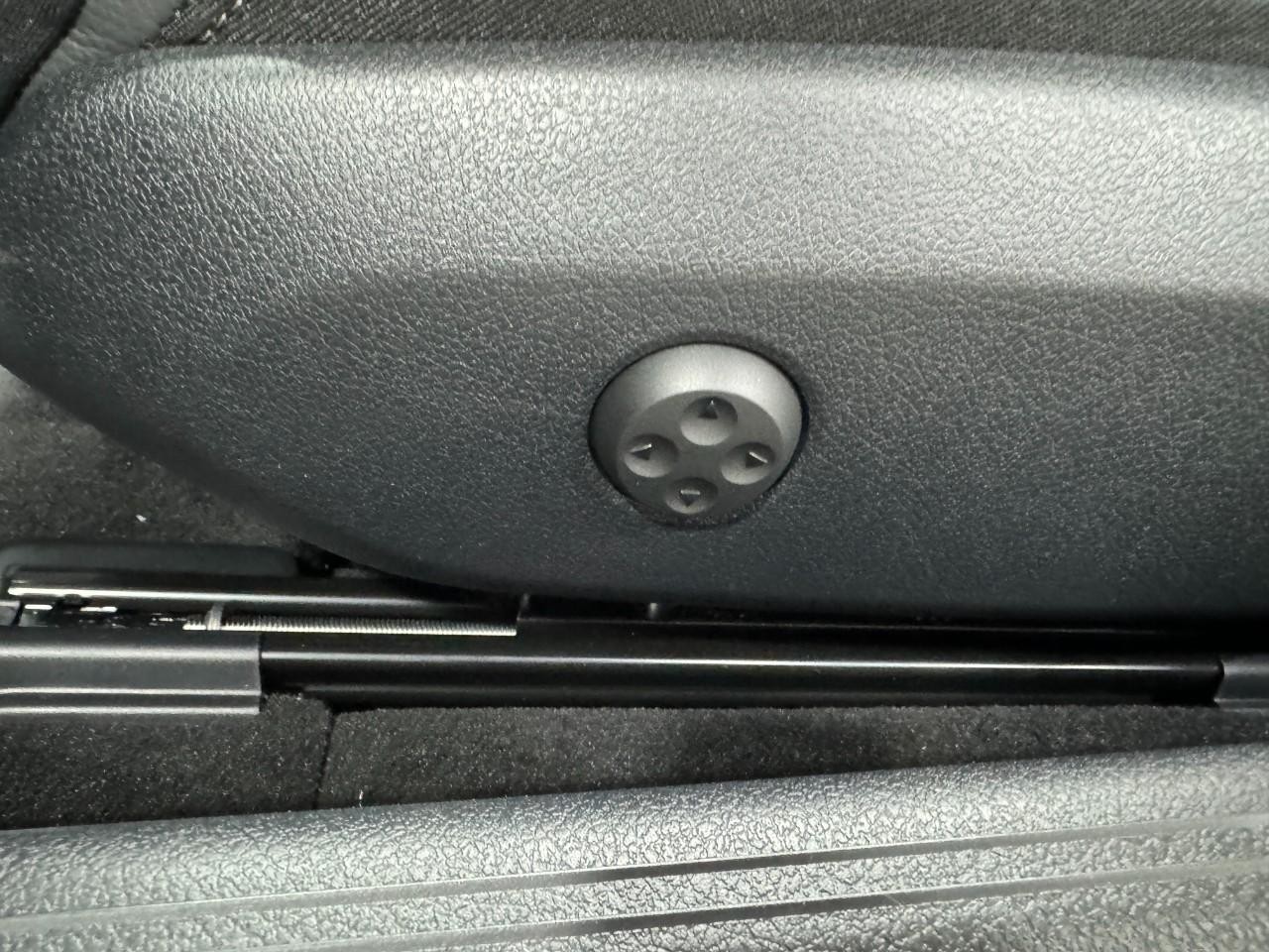 Mercedes-Benz CLE Vehicle Full-screen Gallery Image 28