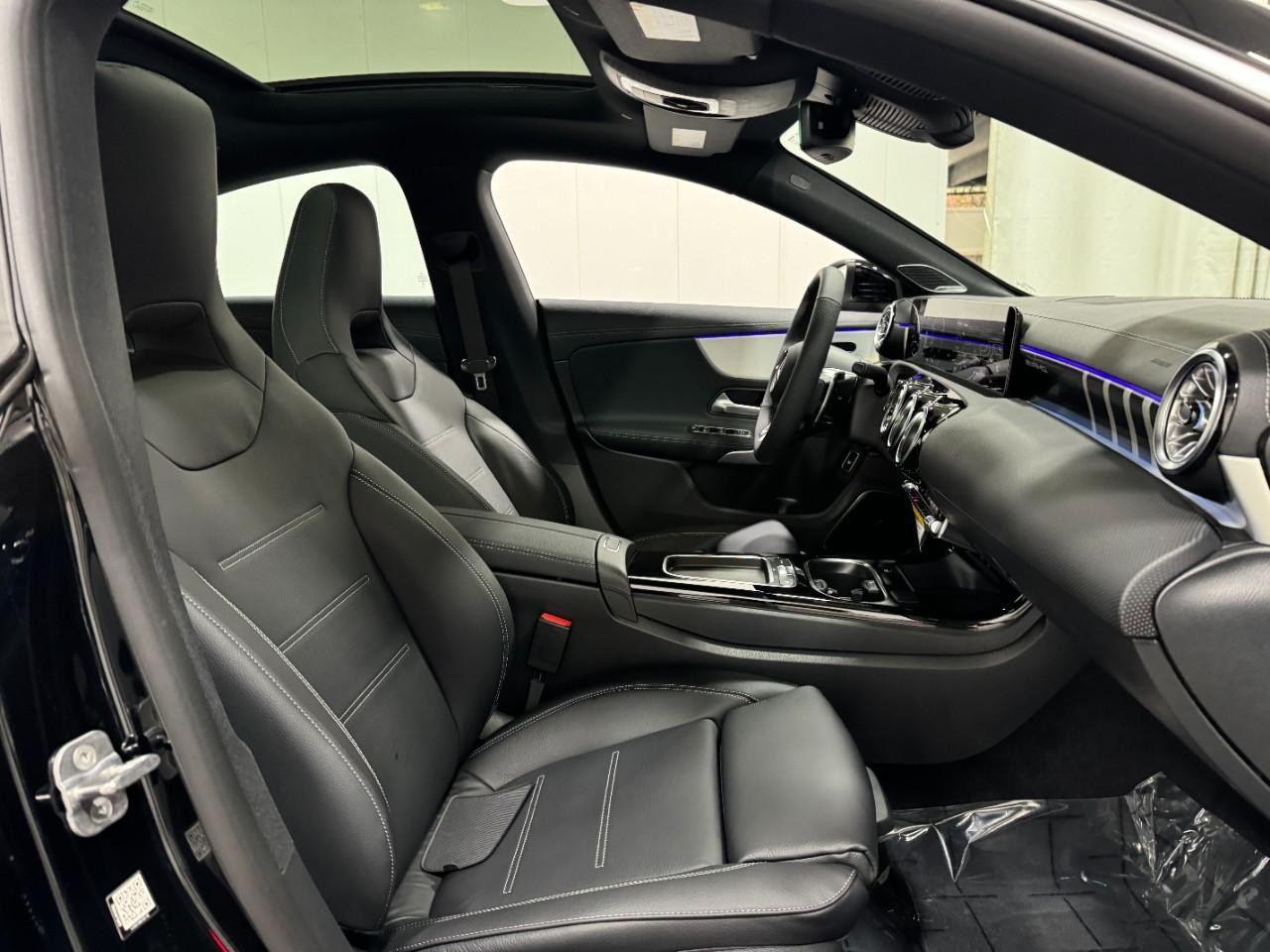 Mercedes-Benz CLA Vehicle Full-screen Gallery Image 17