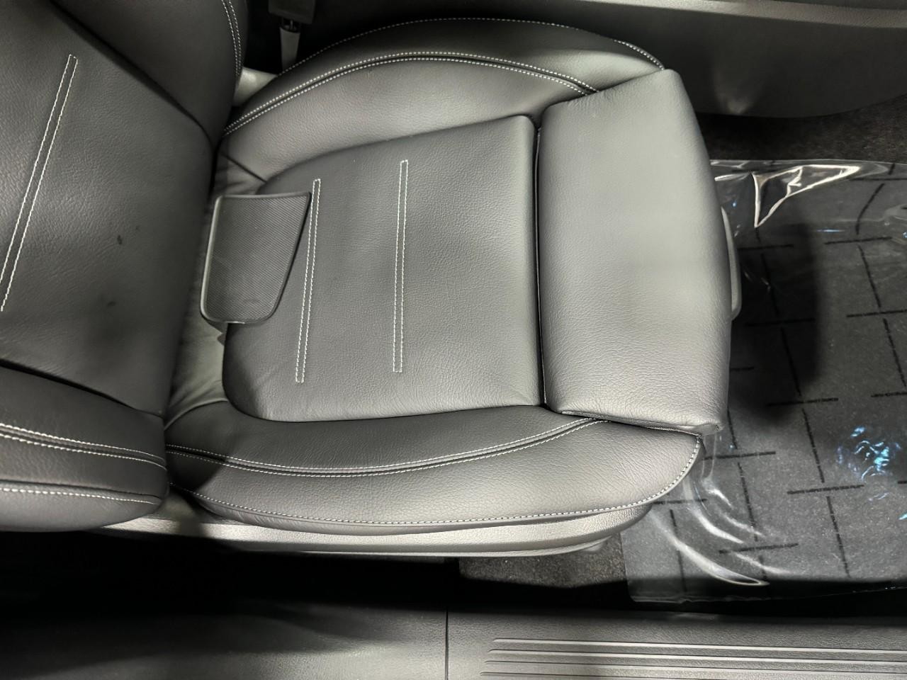 Mercedes-Benz CLA Vehicle Full-screen Gallery Image 18