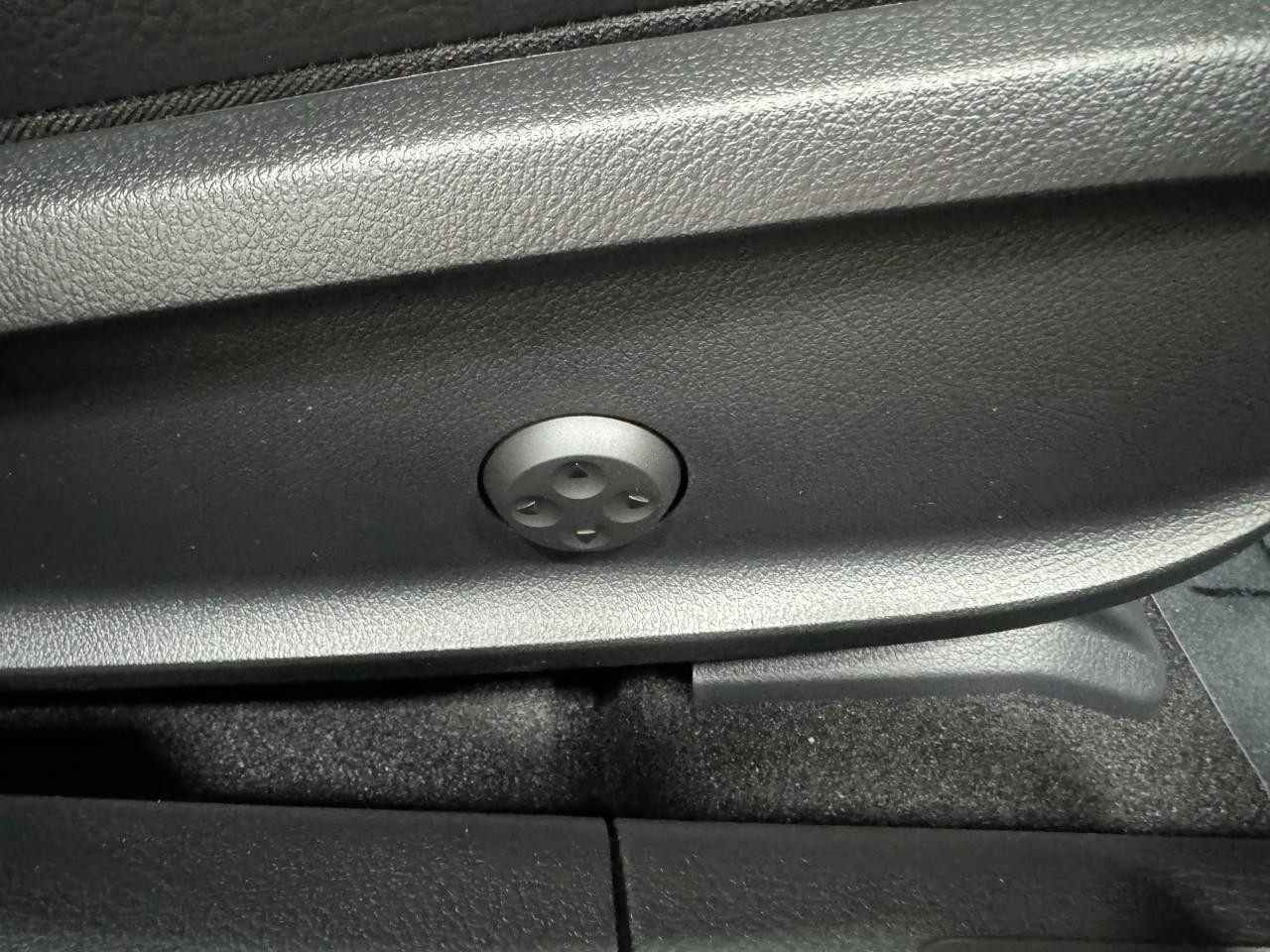 Mercedes-Benz CLA Vehicle Full-screen Gallery Image 19