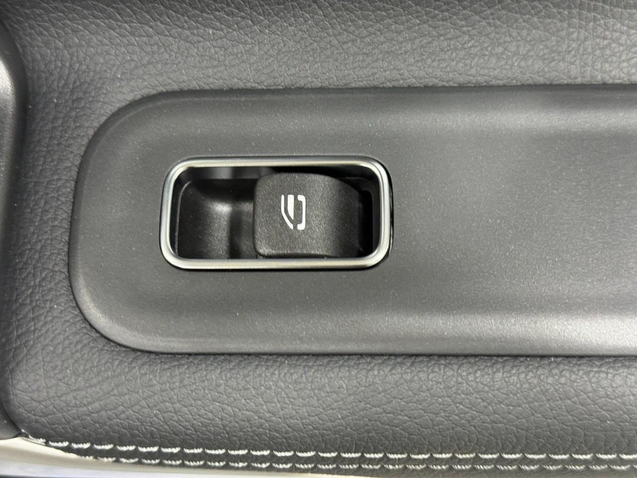 Mercedes-Benz CLA Vehicle Full-screen Gallery Image 22