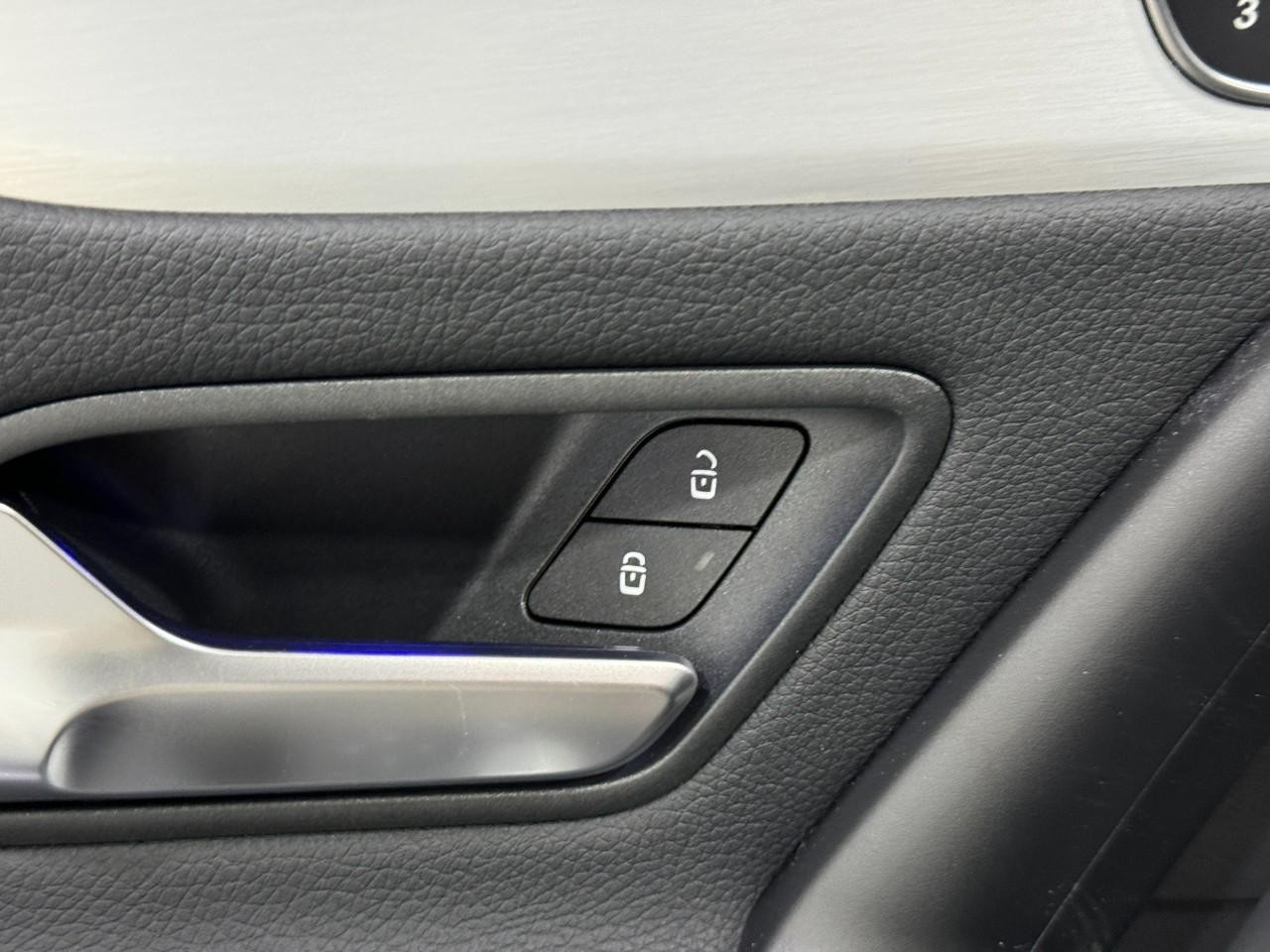 Mercedes-Benz CLA Vehicle Full-screen Gallery Image 24