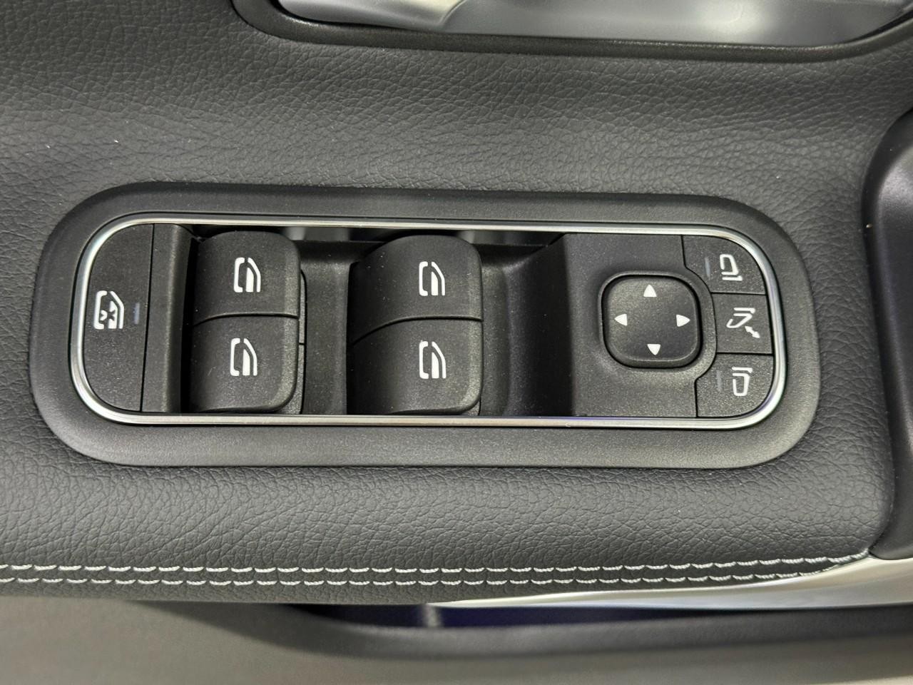 Mercedes-Benz CLA Vehicle Full-screen Gallery Image 25