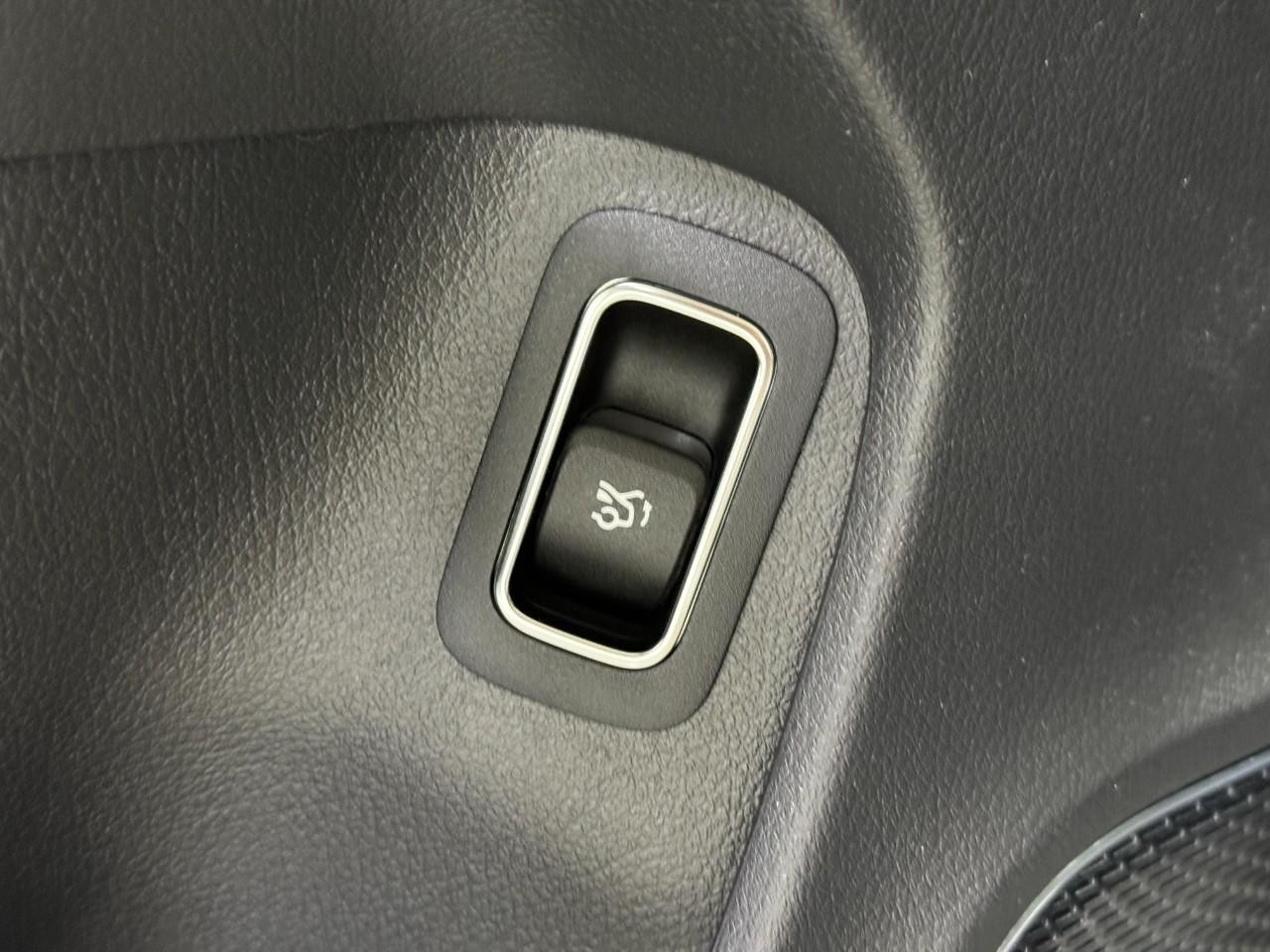 Mercedes-Benz CLA Vehicle Full-screen Gallery Image 26