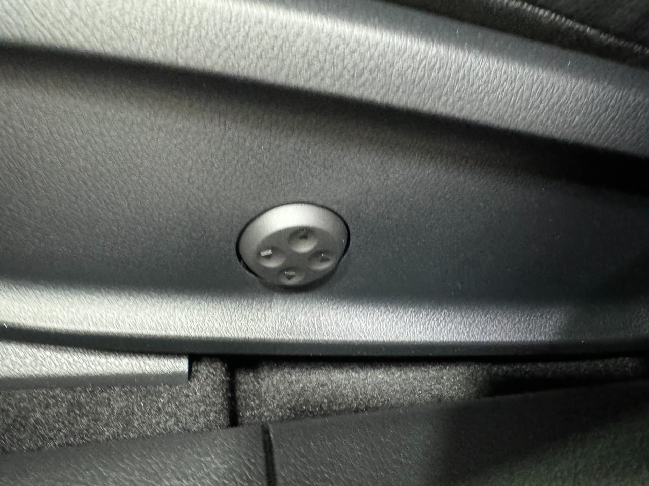 Mercedes-Benz CLA Vehicle Full-screen Gallery Image 29