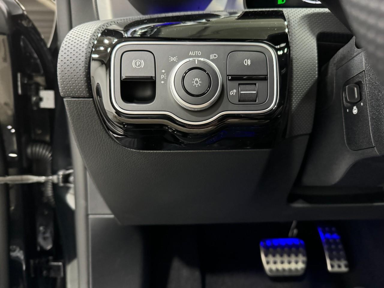 Mercedes-Benz CLA Vehicle Full-screen Gallery Image 30