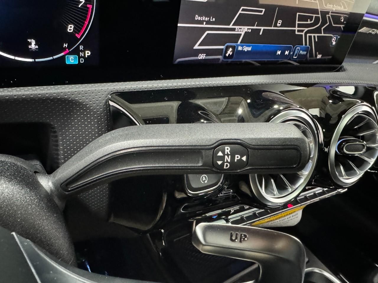 Mercedes-Benz CLA Vehicle Full-screen Gallery Image 34