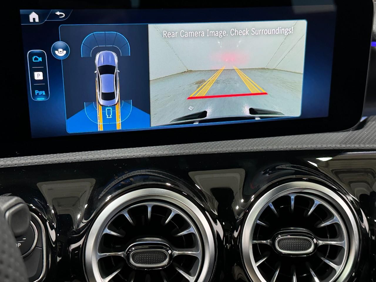 Mercedes-Benz CLA Vehicle Full-screen Gallery Image 35