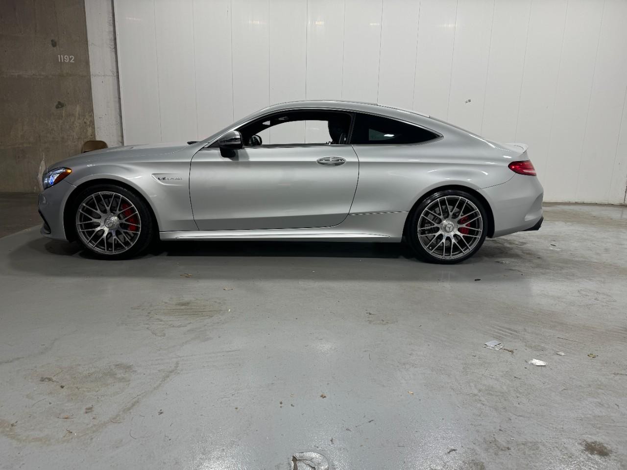 Mercedes-Benz C-Class Vehicle Full-screen Gallery Image 02