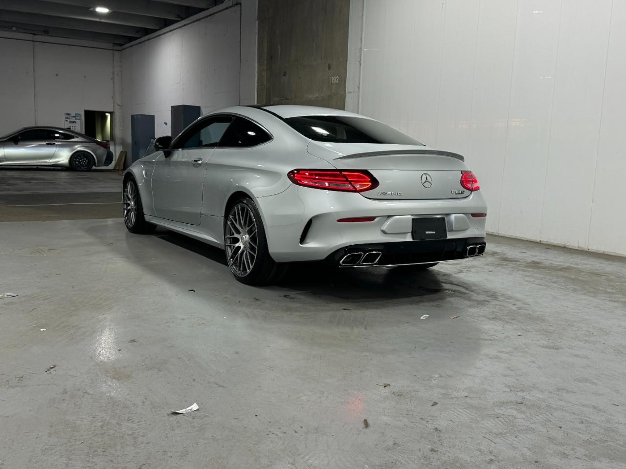 Mercedes-Benz C-Class Vehicle Full-screen Gallery Image 03