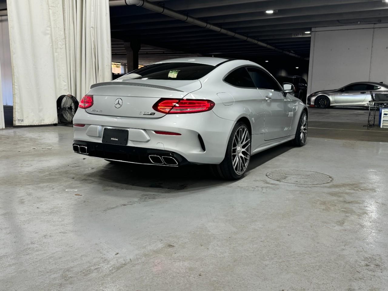 Mercedes-Benz C-Class Vehicle Full-screen Gallery Image 04