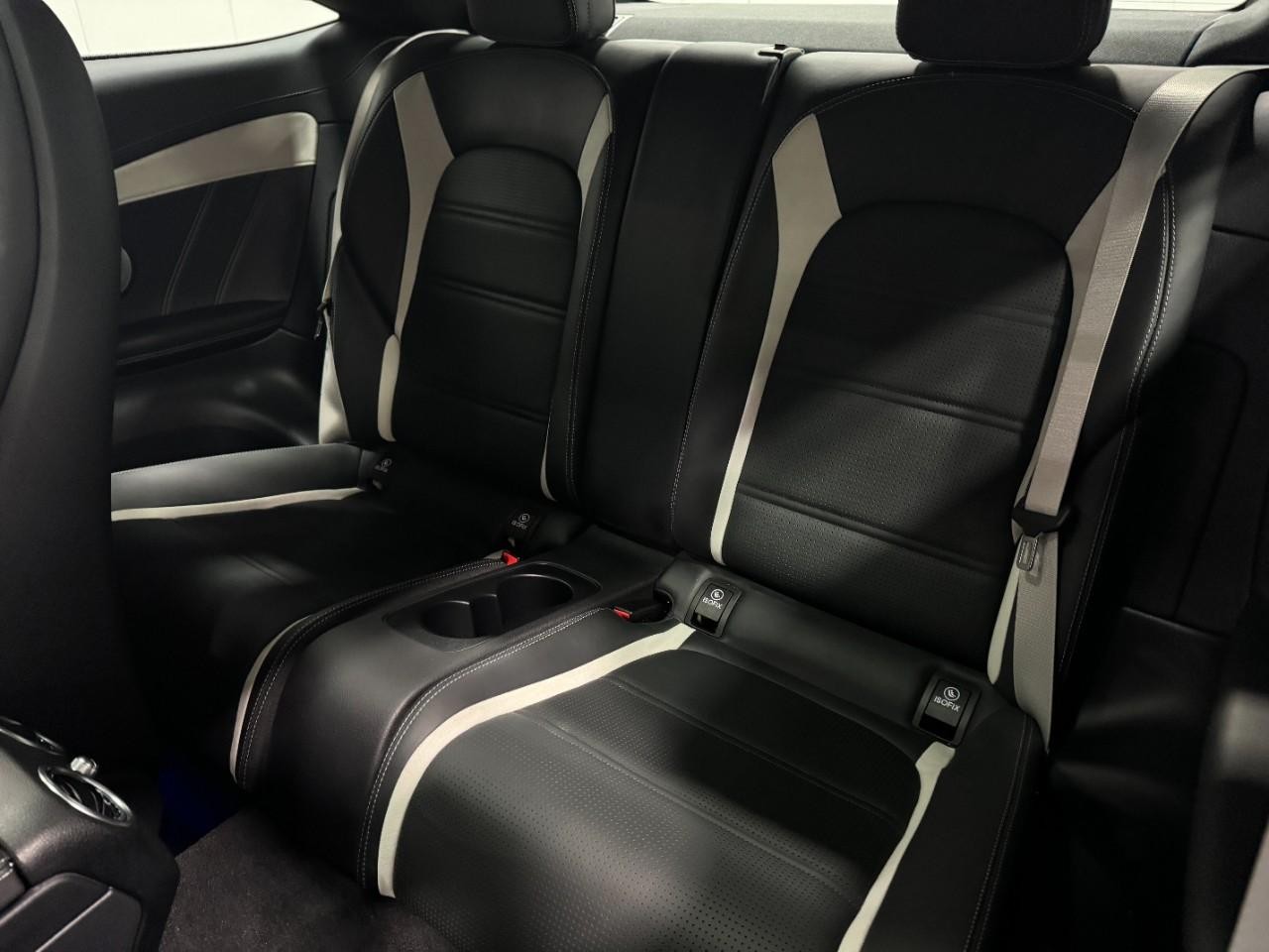 Mercedes-Benz C-Class Vehicle Full-screen Gallery Image 08