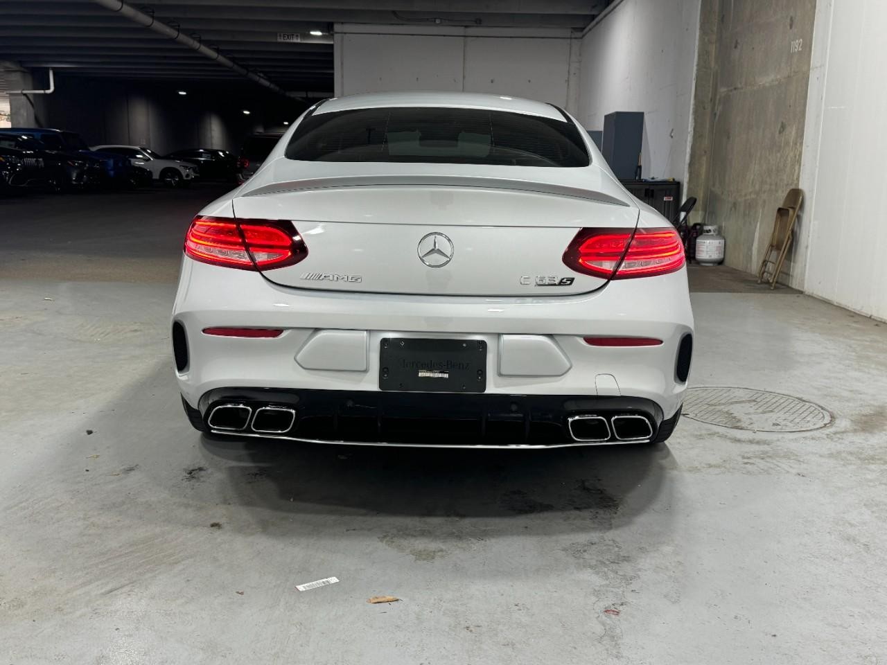 Mercedes-Benz C-Class Vehicle Full-screen Gallery Image 09