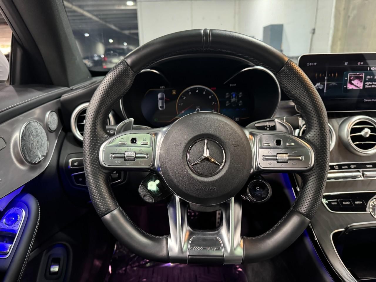 Mercedes-Benz C-Class Vehicle Full-screen Gallery Image 13