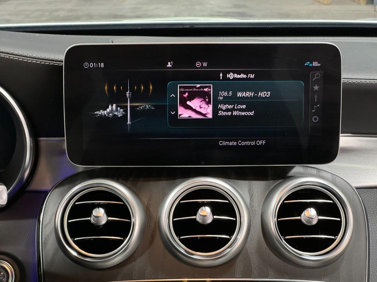 Mercedes-Benz C-Class Vehicle Full-screen Gallery Image 14