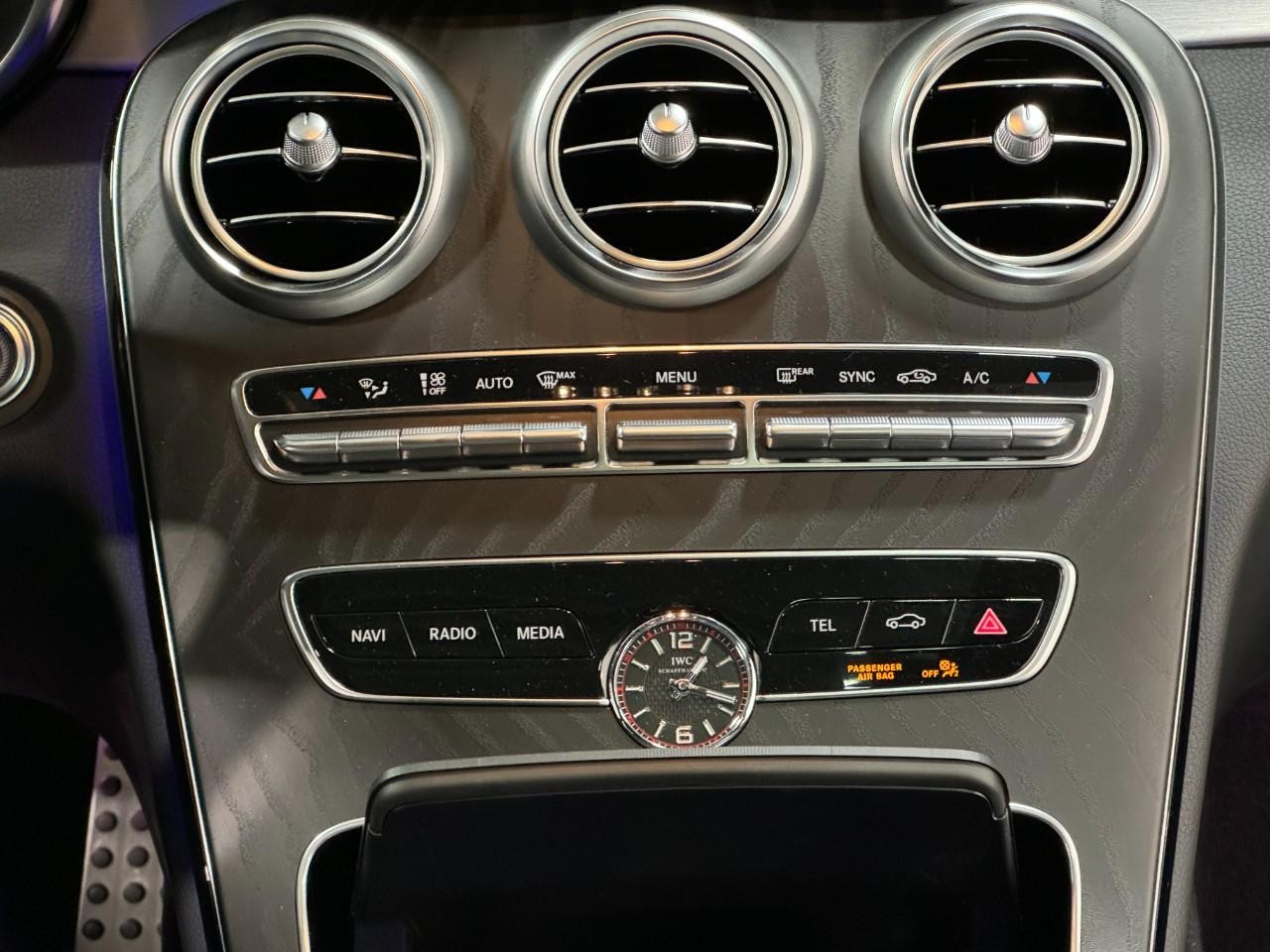 Mercedes-Benz C-Class Vehicle Full-screen Gallery Image 15