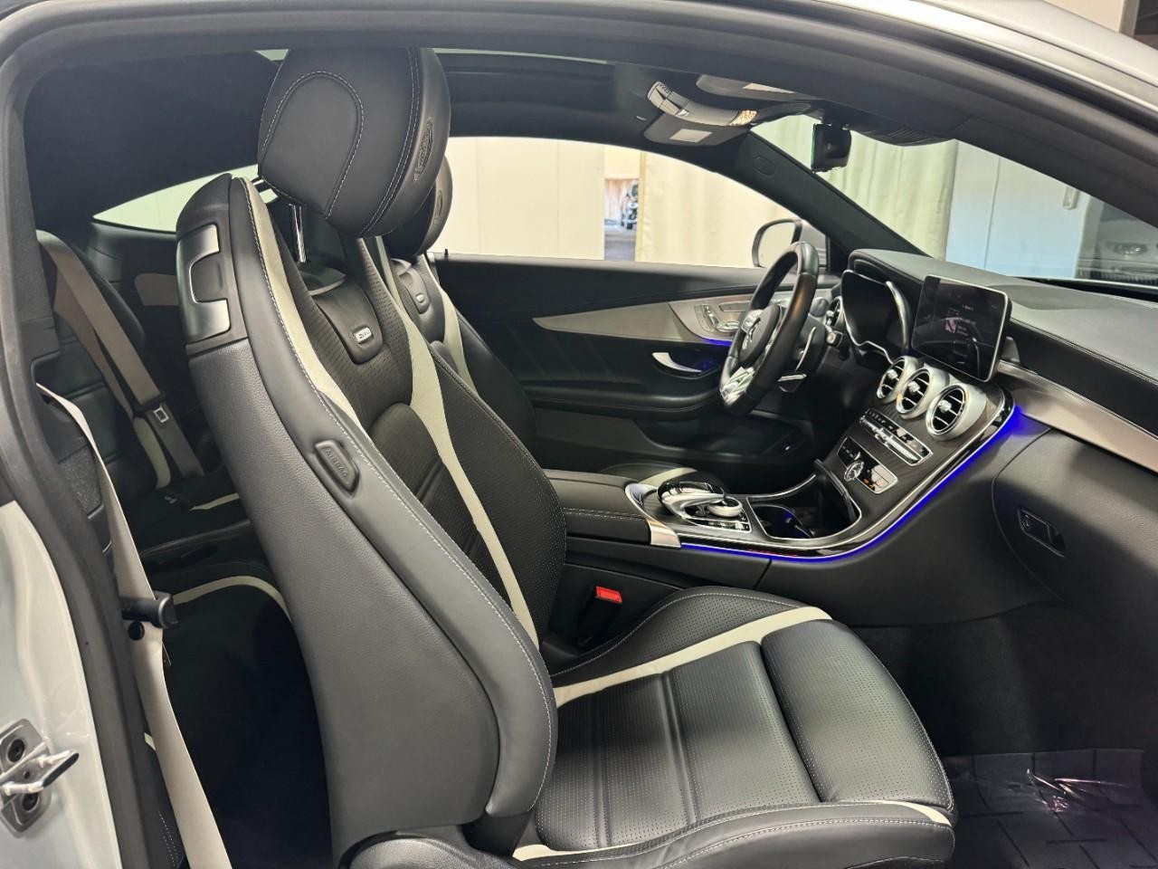 Mercedes-Benz C-Class Vehicle Full-screen Gallery Image 18