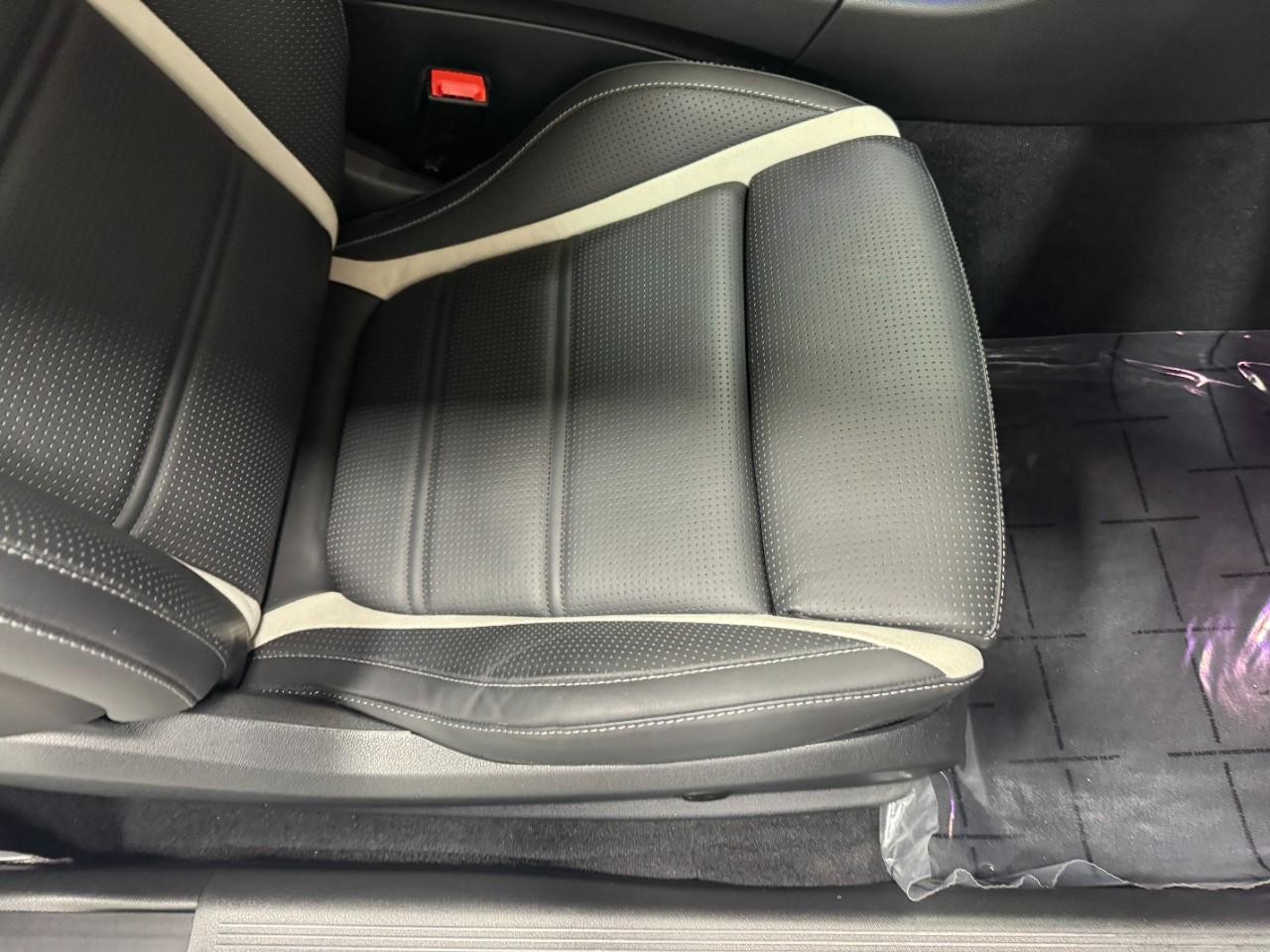 Mercedes-Benz C-Class Vehicle Full-screen Gallery Image 19