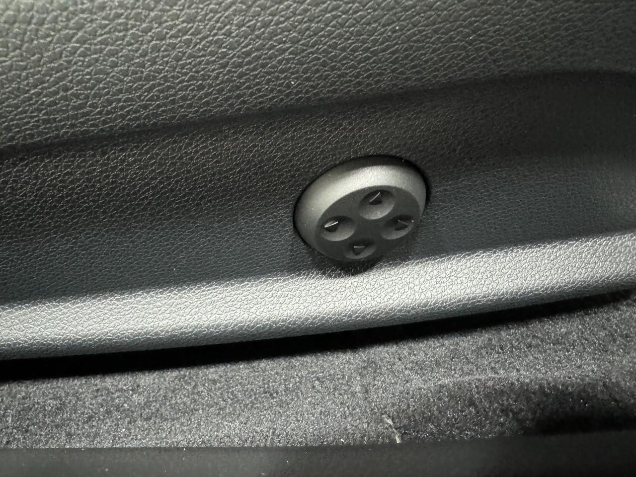 Mercedes-Benz C-Class Vehicle Full-screen Gallery Image 20