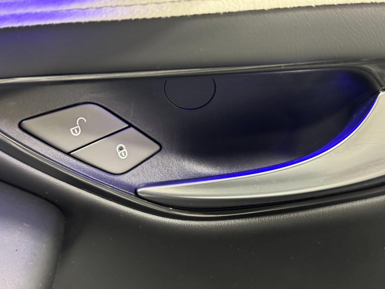 Mercedes-Benz C-Class Vehicle Full-screen Gallery Image 22