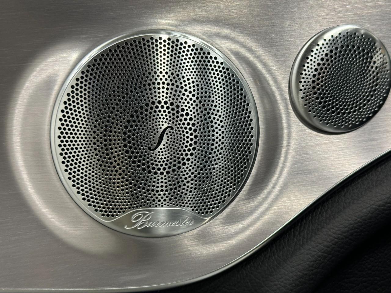 Mercedes-Benz C-Class Vehicle Full-screen Gallery Image 24