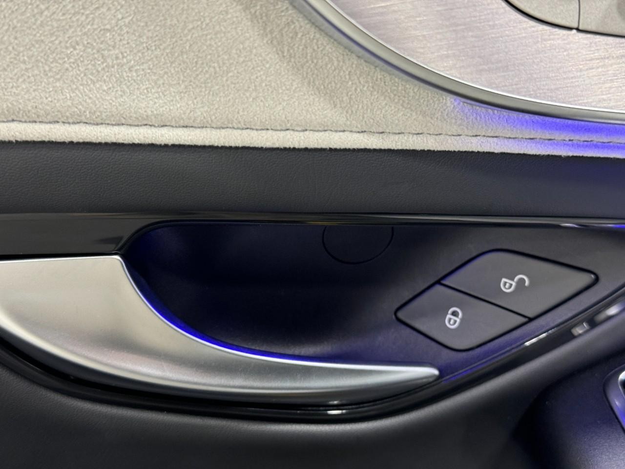 Mercedes-Benz C-Class Vehicle Full-screen Gallery Image 26