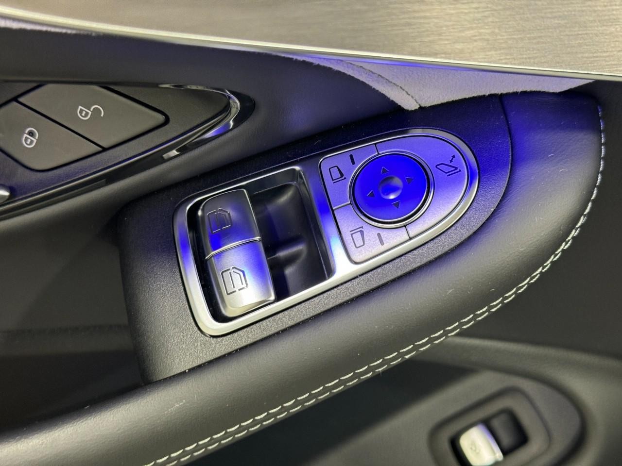 Mercedes-Benz C-Class Vehicle Full-screen Gallery Image 27