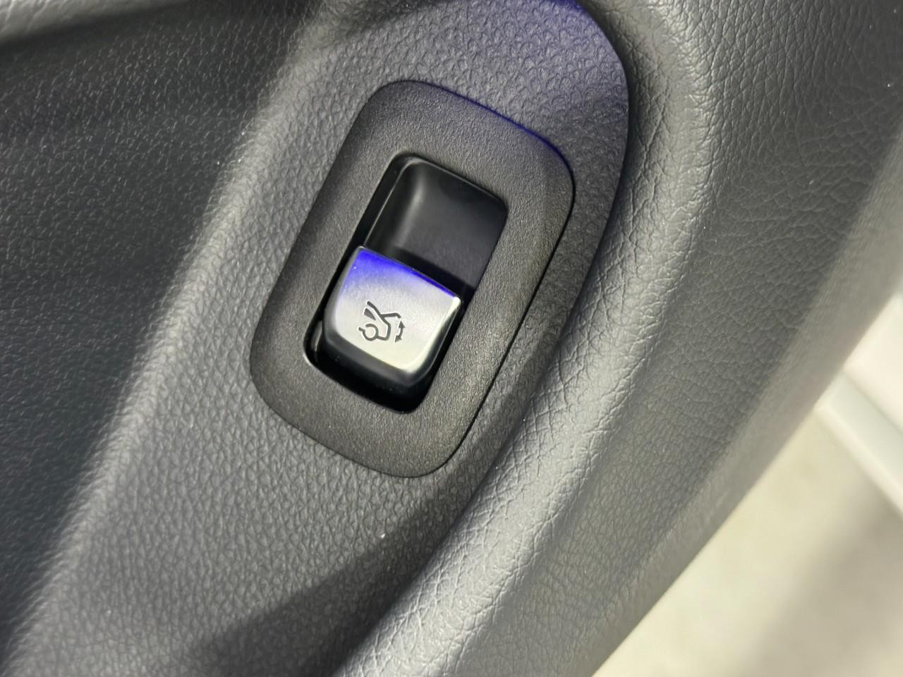 Mercedes-Benz C-Class Vehicle Full-screen Gallery Image 28