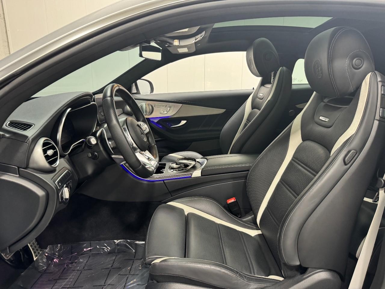 Mercedes-Benz C-Class Vehicle Full-screen Gallery Image 29