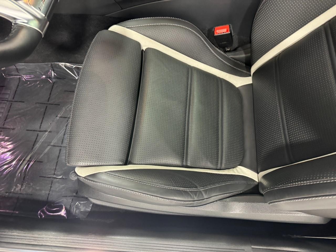 Mercedes-Benz C-Class Vehicle Full-screen Gallery Image 30