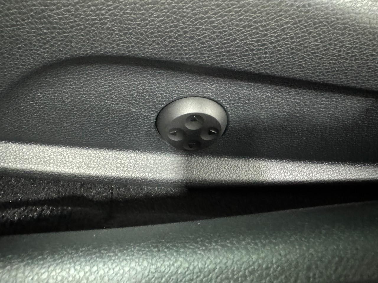 Mercedes-Benz C-Class Vehicle Full-screen Gallery Image 31