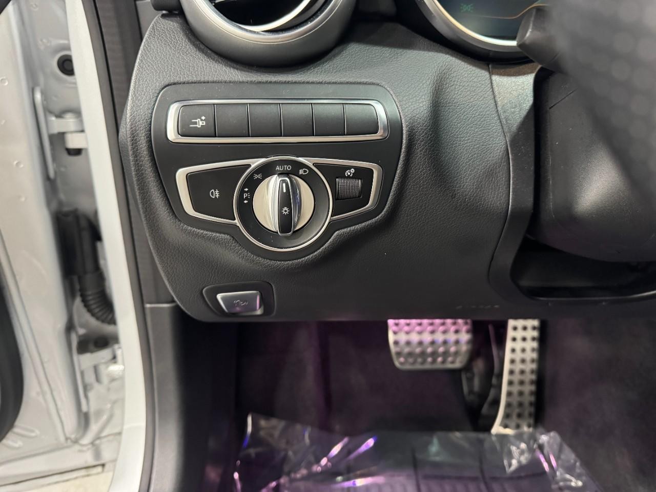 Mercedes-Benz C-Class Vehicle Full-screen Gallery Image 32