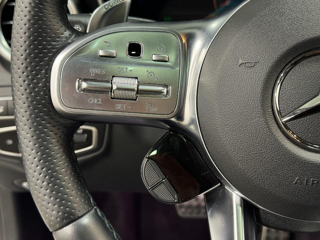 Mercedes-Benz C-Class Vehicle Full-screen Gallery Image 33