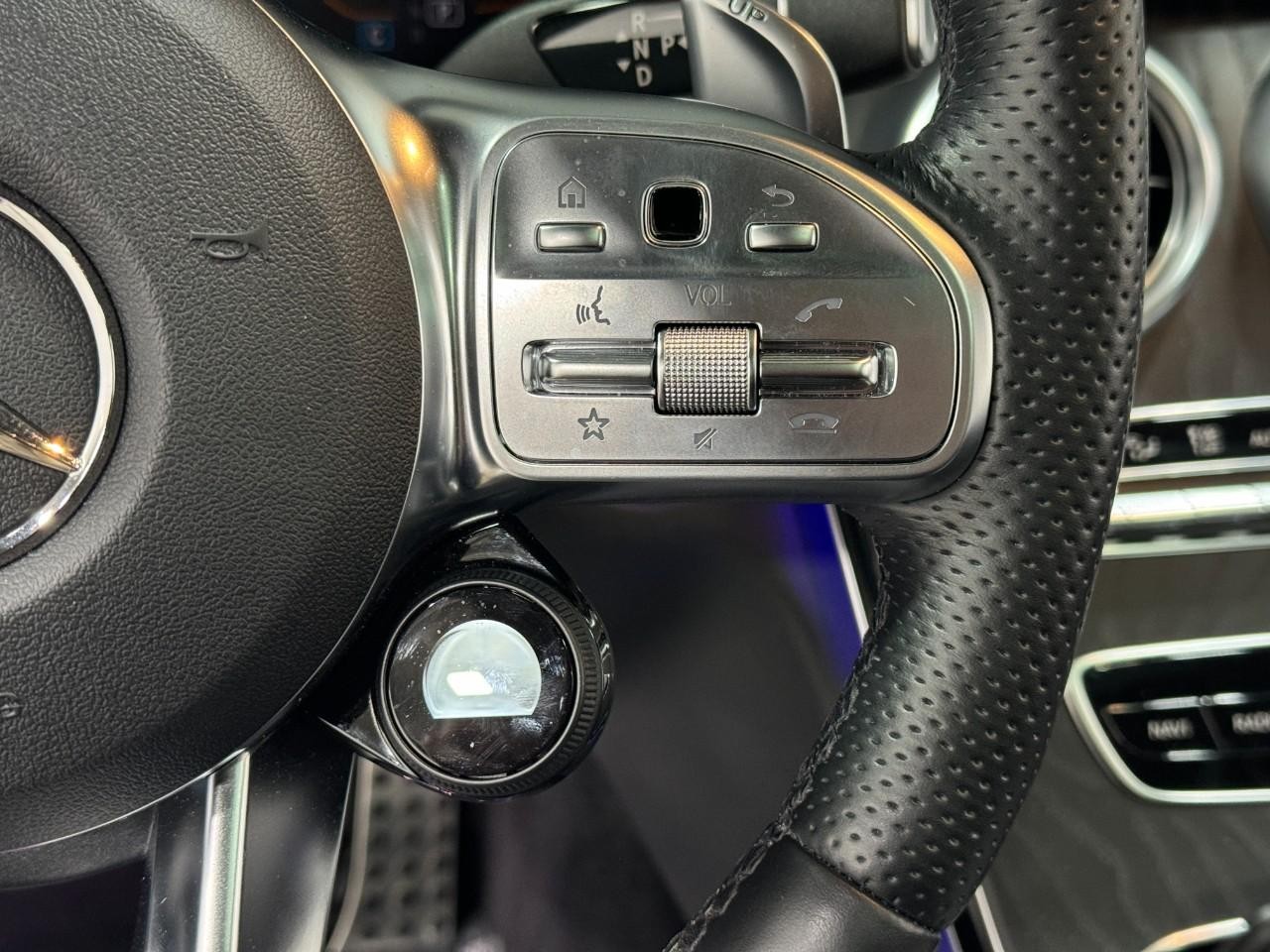 Mercedes-Benz C-Class Vehicle Full-screen Gallery Image 34