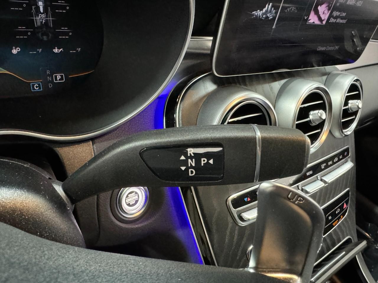 Mercedes-Benz C-Class Vehicle Full-screen Gallery Image 36