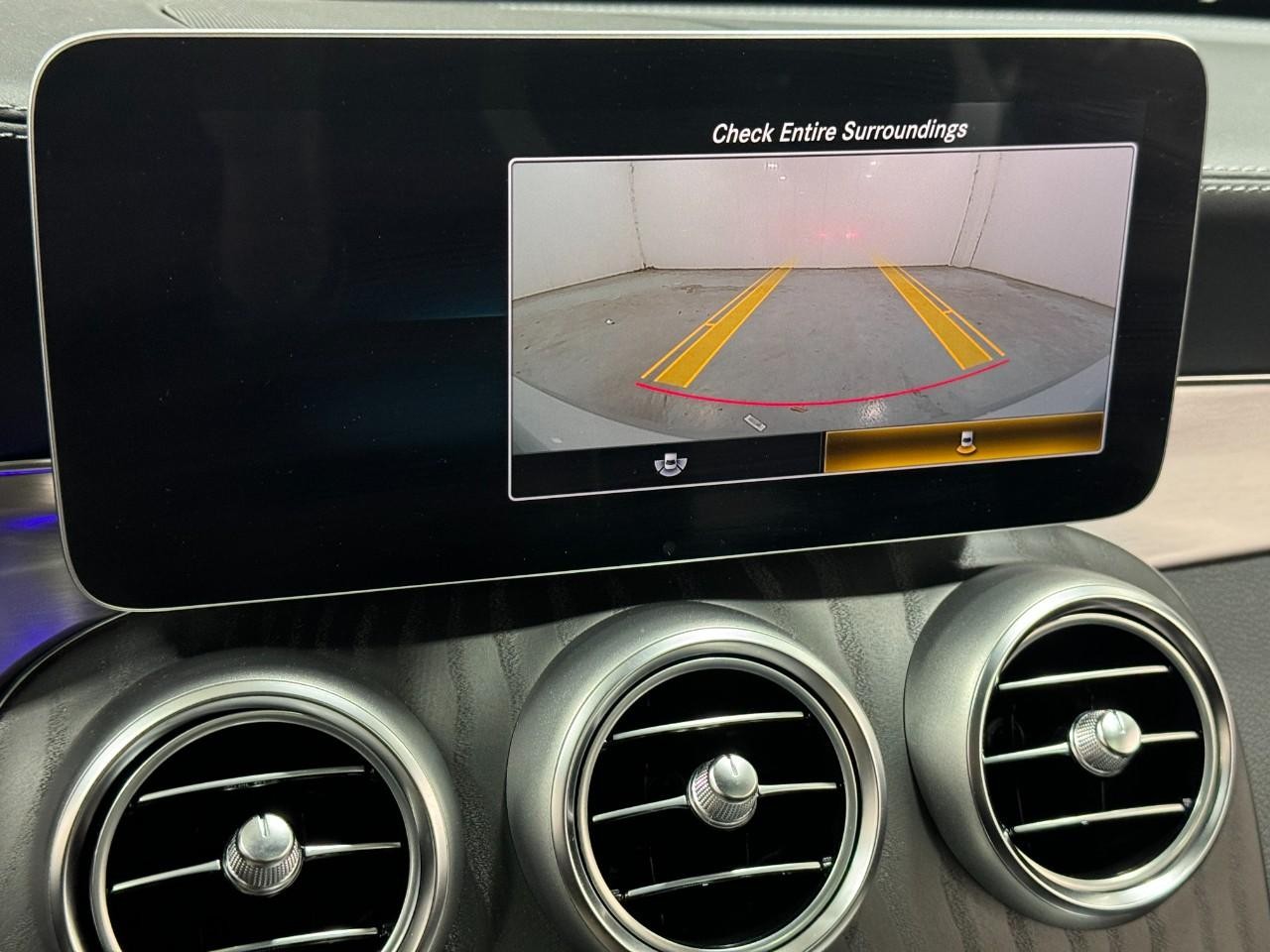 Mercedes-Benz C-Class Vehicle Full-screen Gallery Image 37