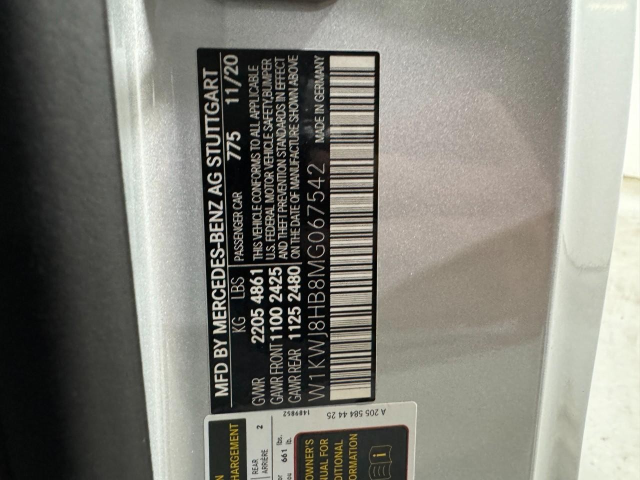 Mercedes-Benz C-Class Vehicle Full-screen Gallery Image 38