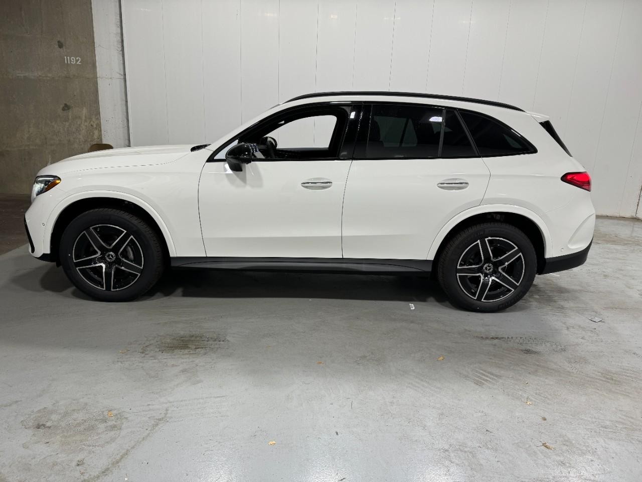 Mercedes-Benz GLC Vehicle Full-screen Gallery Image 2